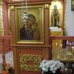 Цветное фото. Храм изнутри. Икона Богородицы Казанская в киоте.