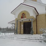Цветное фото. Крыльцо храма и вход. Зима.